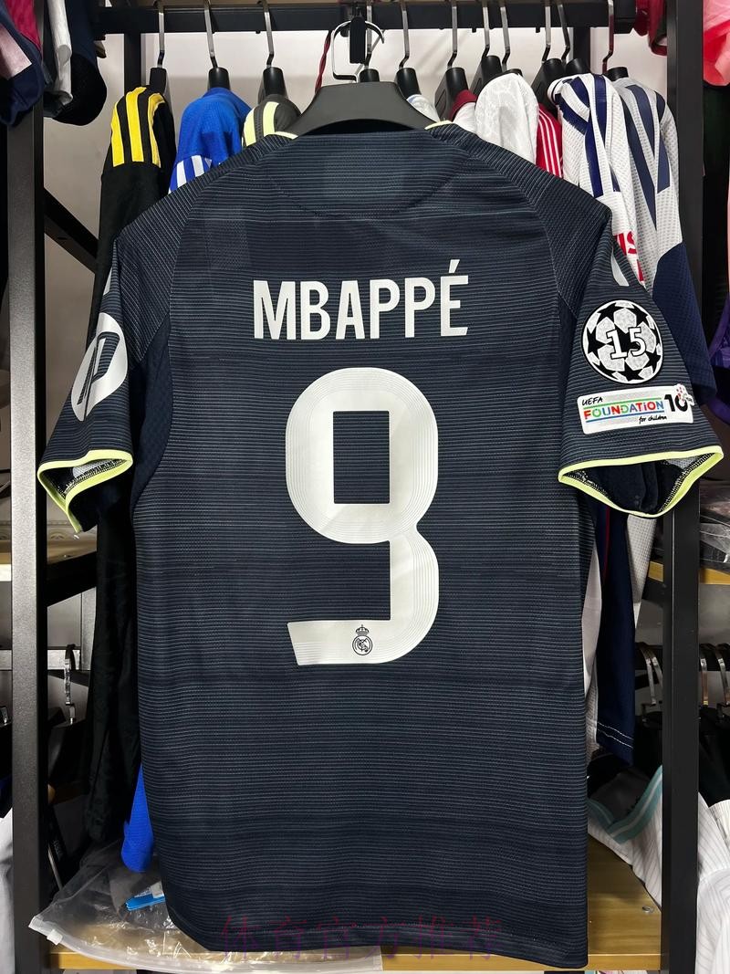 姆巴佩亮相细节:身披9号球衣 多位名宿惊喜助阵